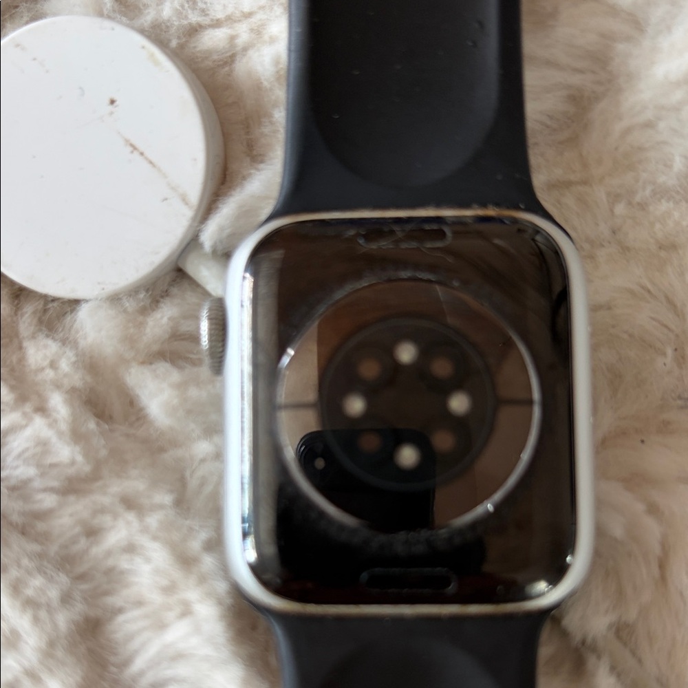 Apple Smartwatch with Black Band and Silver Case series 6 - Picture 2 of 3